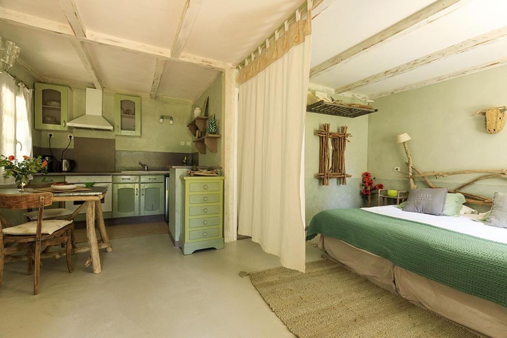 Les Gites Du Domaine De Rhodes Aviñón Habitación foto
